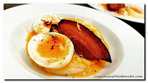 Œufs en béchamel et chips de lard fumé