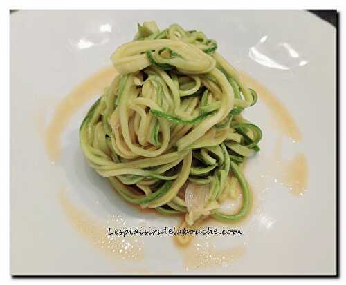 Salade de courgette crue et vinaigrette citronnée