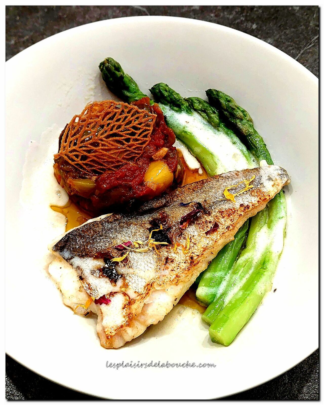 Filet de merlu à l'ail noir, asperges et piperade. de Les plaisirs de