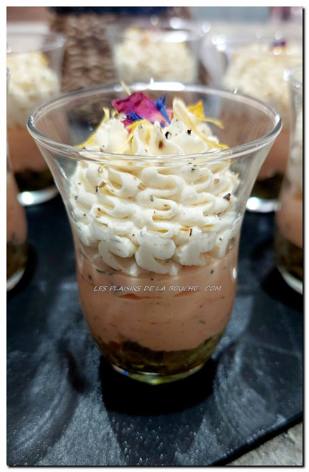 Verrines cornichon au citron, mousse de truite fumée et chantilly salée