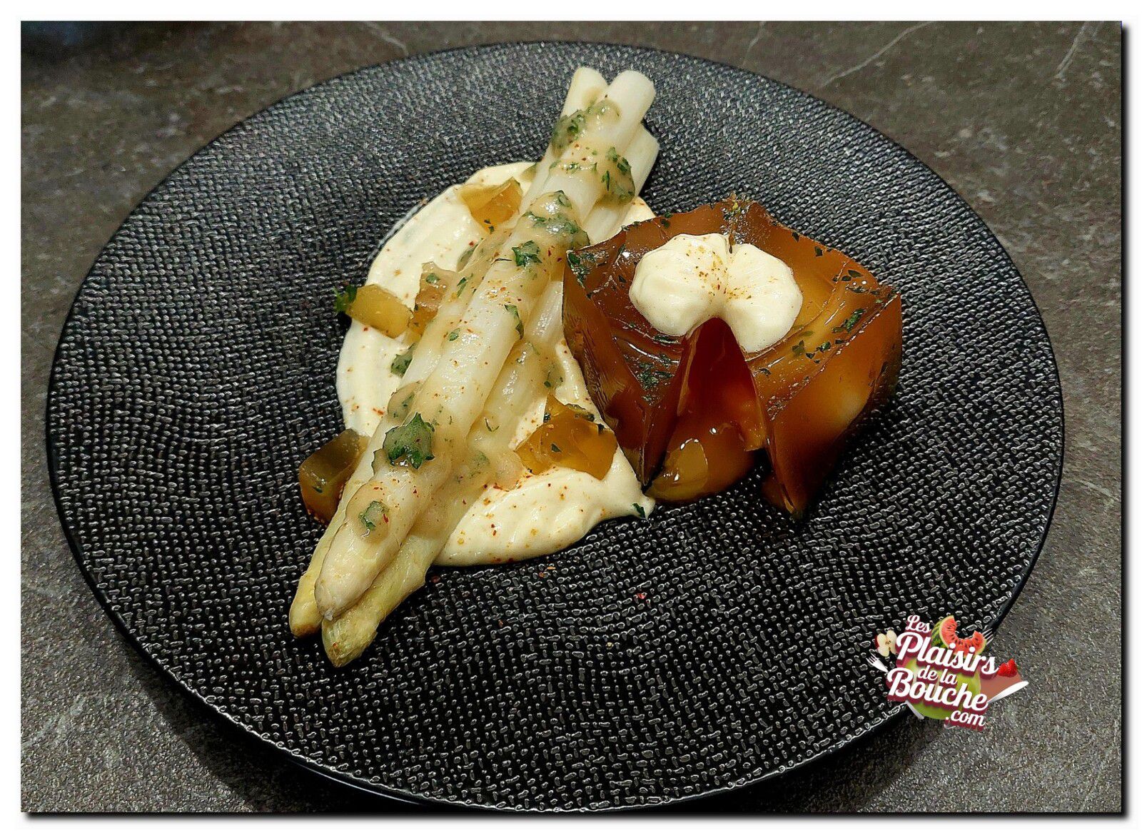 Aspics aux œufs mollets, asperges et mayonnaise mousseline