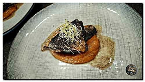 Filet de bar accompagné d'une purée de poivrons.
