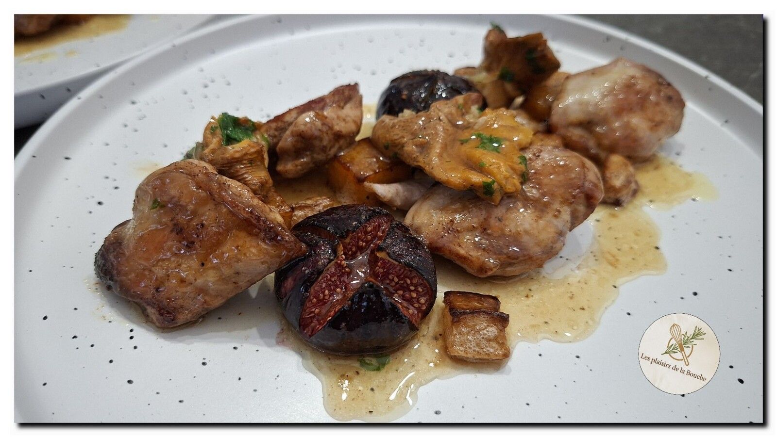 Filets de caille accompagnés de légumes de saison automnale.