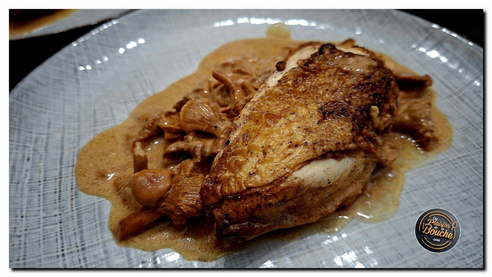 Suprême de poulet aux girolles