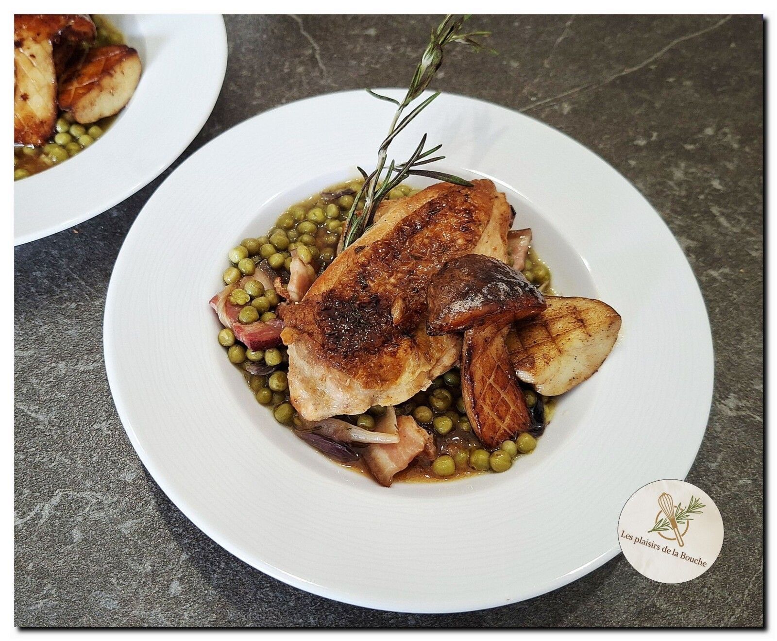 Suprême de poulet aux petits pois accompagné de cèpes