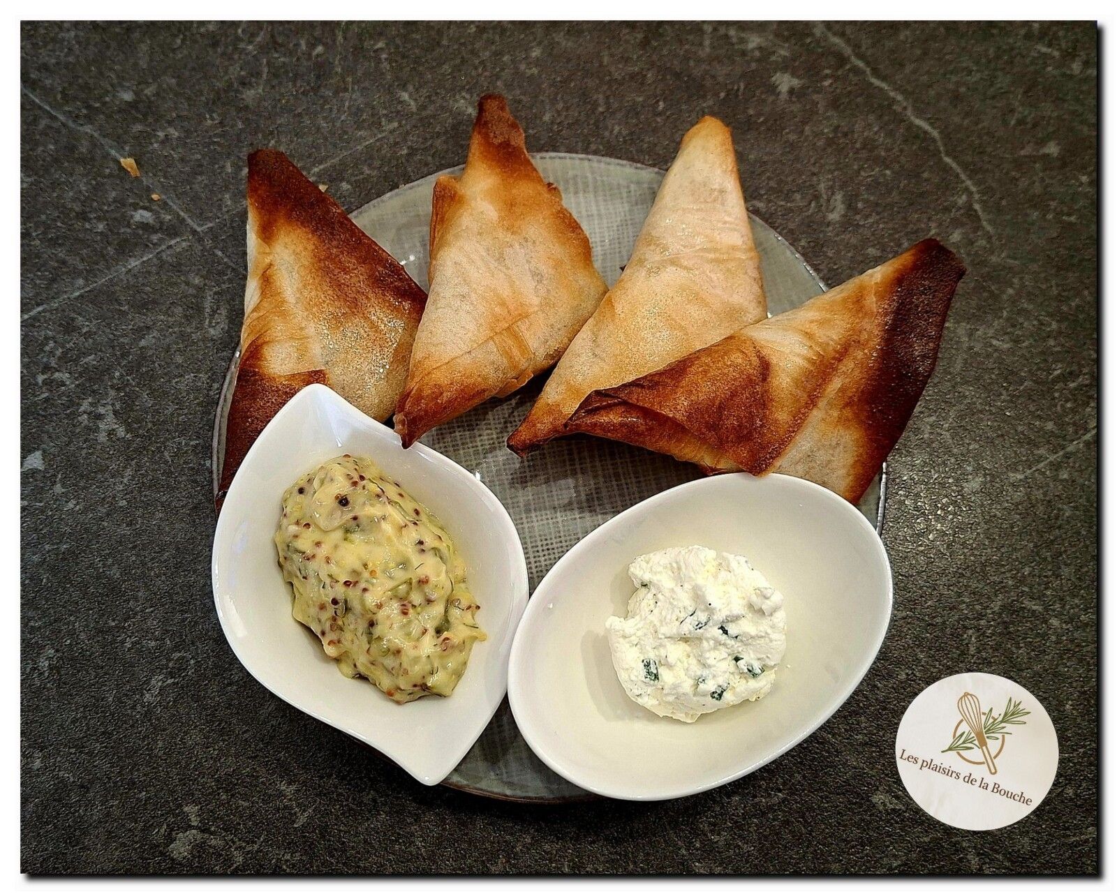 Samoussas façon raclette et duo de sauces
