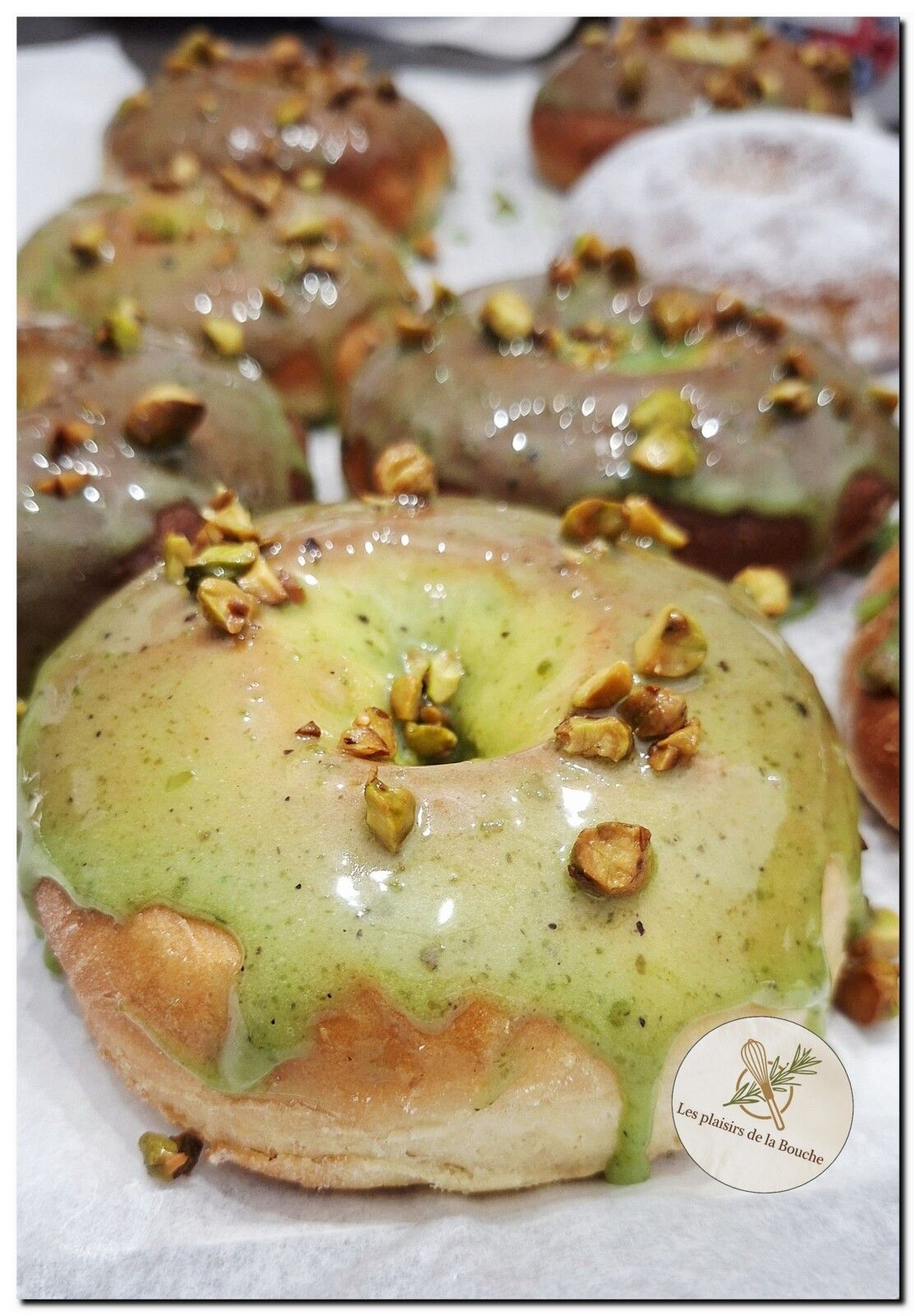 Donuts cuits au four, glaçage pistache