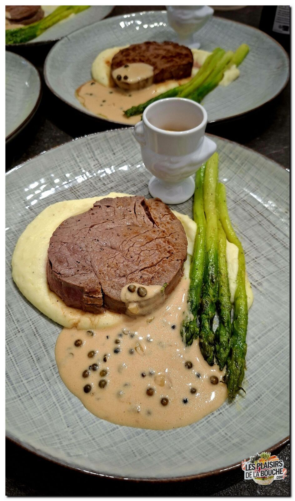 Tournedos et asperges rôties sauce au poivre vert