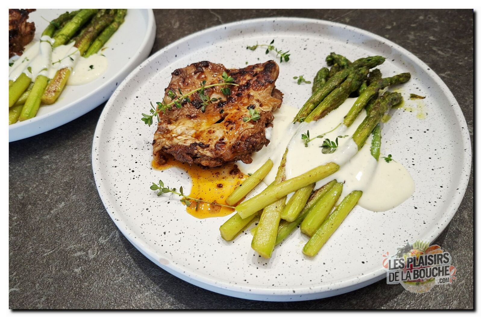 Cuisse de poulet marinée, asperges poêlées sauce au parmesan