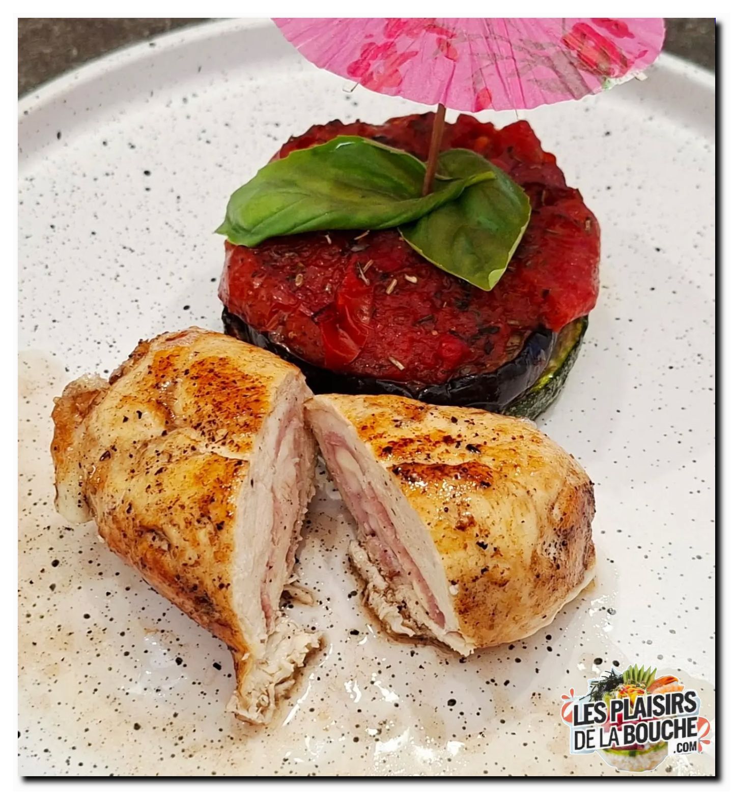 Filet de poulet roulé au bacon et à la mozzarella, servi avec un tian de légumes fondants.