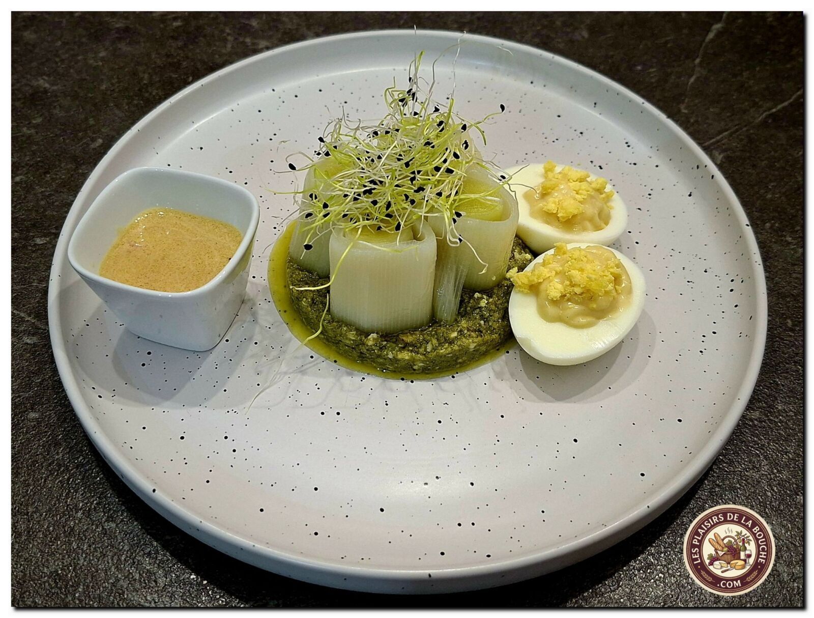 Poireau vinaigrette, pesto de vert de poireau et œuf mimosa