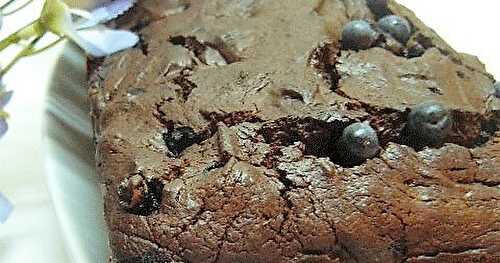 Cake fondant au chocolat noir et aux bleuets