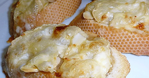 Croûtons au miel, amandes et fromage le Fleurmier