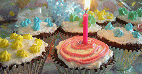 Cupcakes au chocolat, glaçage à la vanille (1° anniversaire de mon blog)