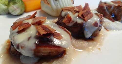 Filet de porc à l’érable, brie et bacon sur lit de pommes