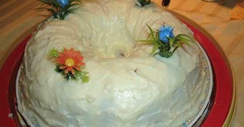 Gâteau au chocolat blanc, à l'orange et aux graines de pavot