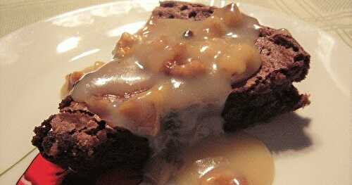 Gâteau-brownies au chocolat, sauce crémeuse aux noix