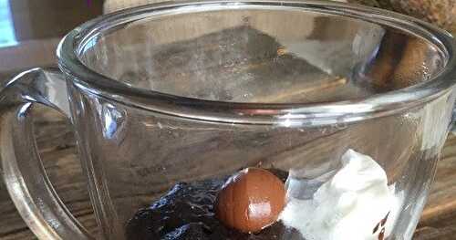 Gâteau de Pâques au coeur fondant dans une tasse