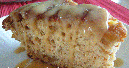 Gâteau moelleux aux pêches, sauce à la vanille et au caramel