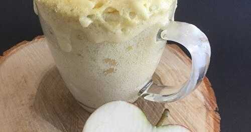 Gâteau rapide aux pommes dans une tasse