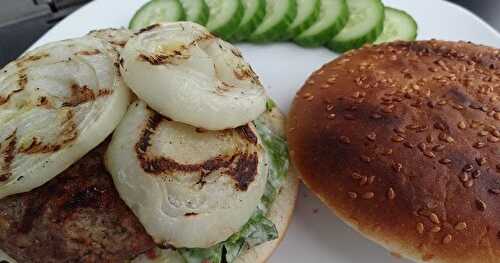 Hamburgers César garnis d'oignons grillés 