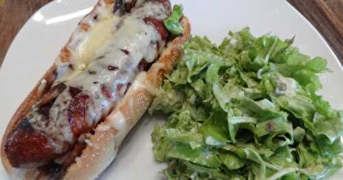 Hot-dogs aux oignons caramélisés, champignons et Le Migneron de Charlevoix