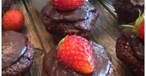 Mini muffins aux fraises et glaçage au chocolat