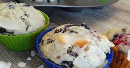 Muffins aux petits fruits, coco et chocolat