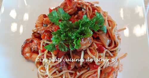 Pâtes aux crevettes, sauce tomate