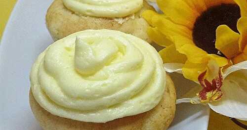 Petit gâteau blanc avec glaçage au beurre citronné