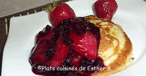 Petites crêpes au babeurre, sauce aux bleuets et aux pommes