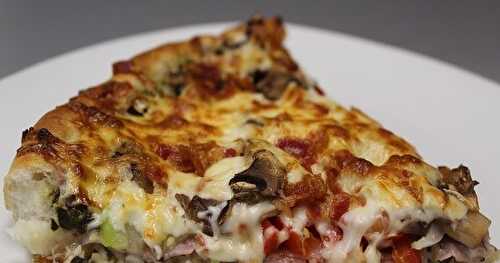 Pizza au capicollo, pesto et légumes