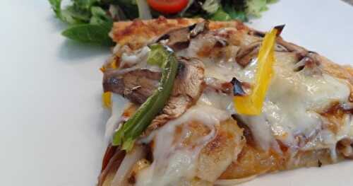 Pizza au poulet mariné, oignons caramélisés et tomates séchées au soleil
