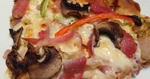 Pizza aux légumes et aux saucisses