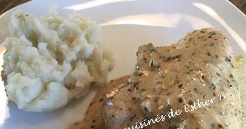 Poitrines de poulet poêlées avec sauce crémeuse