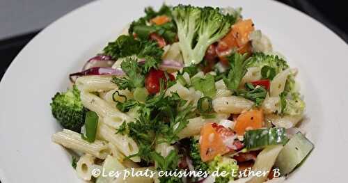 Salade de pâtes aux légumes avec vinaigrette italienne crémeuse
