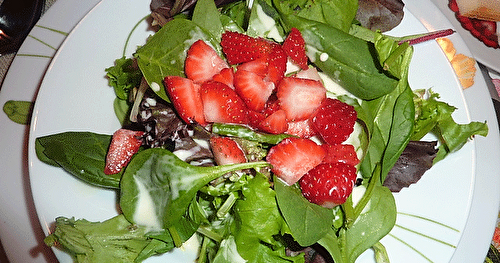 Salade mesclun et de fraises