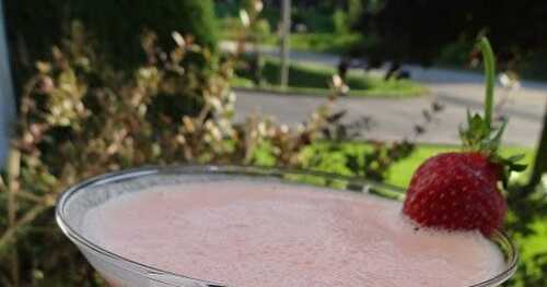 Smoothie aux fraises, banane et yogourt