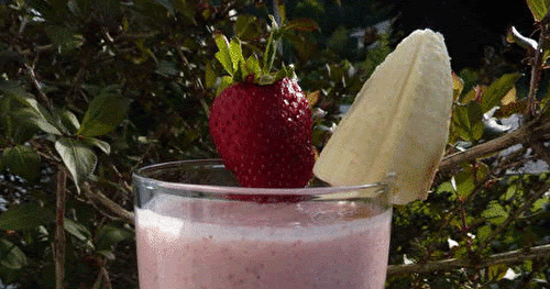 Smoothie aux fraises, bananes et graines de lin