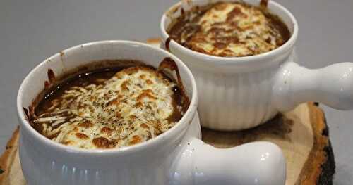 Soupe à l’oignon et au bacon avec croûtons au fromage Mozzarellissima