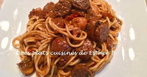 Spaghetti à la saucisse et aux légumes dans une sauce à la crème