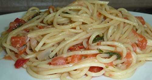 Spaghetti aux tomates fraîches et au basilic