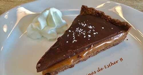 Tarte au chocolat avec intérieur fondant au caramel salé 