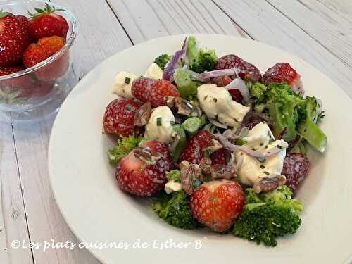 Salade de brocoli et fraises, sauce crémeuse 
