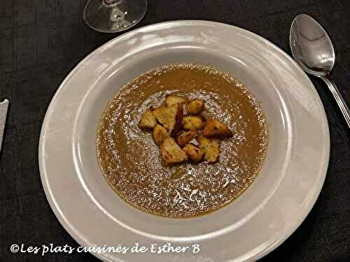 Potage aux oignons caramélisés et croûtons à l’ail