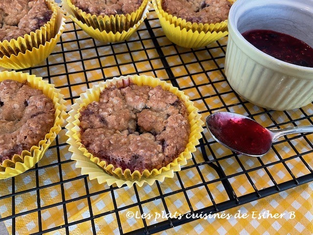 Galettes à l’avoine et à la confiture cuites dans un moule à muffins