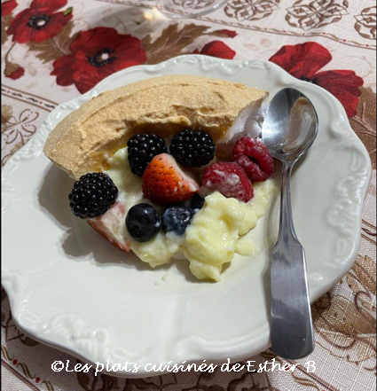 Pavlova aux fruits frais avec crème pâtissière