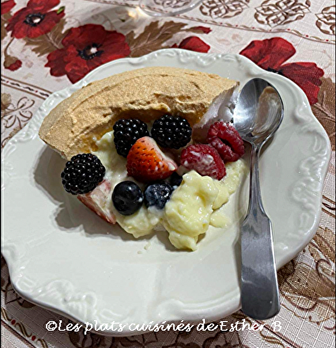 Pavlova aux fruits frais avec crème pâtissière