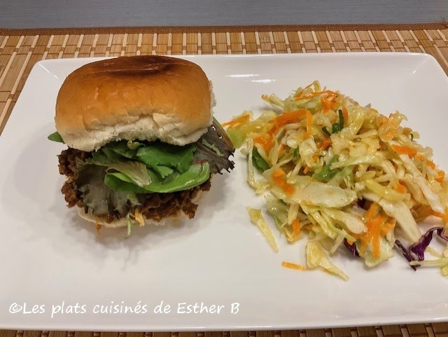 Cheeseburgers façon sloppy joe et salade de chou et carottes
