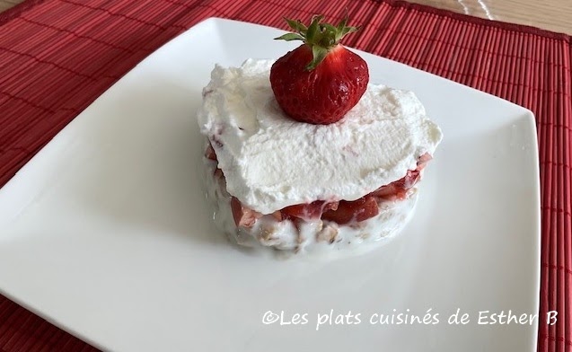 Tartare de déjeuner aux fruits, granola et yogourt